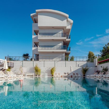 A Hotel Side Exterior photo