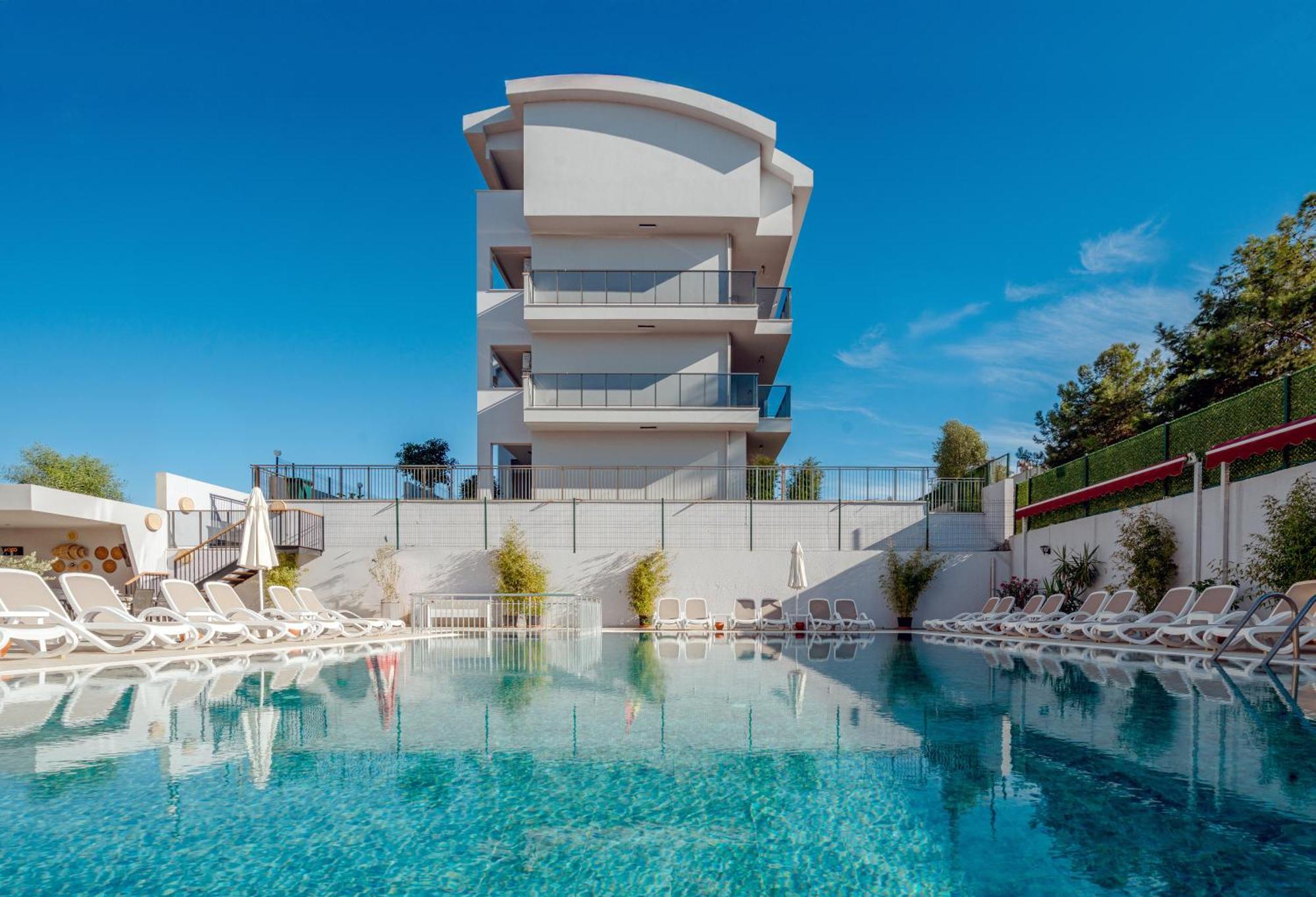 A Hotel Side Exterior photo